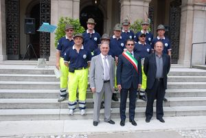 foto di gruppo con i volontari della protezione civile